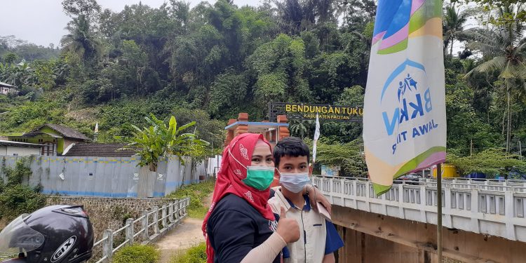 Masyarakat Sekitar Waduk Tukul Sambut Kedatangan Jokowi