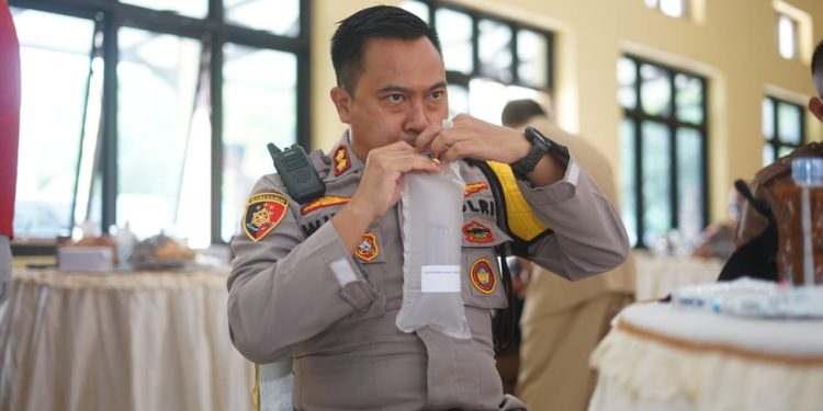 Percepat Tangani COVID-19, Polres Pacitan Sumbangkan GeNose pada Daerah