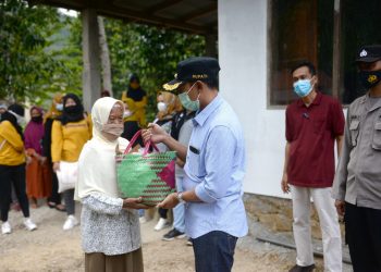Mas Bupati Aji, Turun Gunung Berikan Bantuan Mbah Sikat