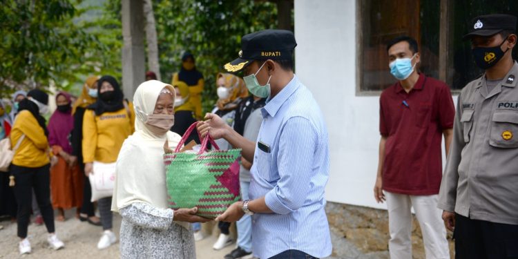 Mas Bupati Aji, Turun Gunung Berikan Bantuan Mbah Sikat