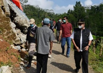 Cuaca Ekstrim Talud SDN 4 Wonosidi Ambrol