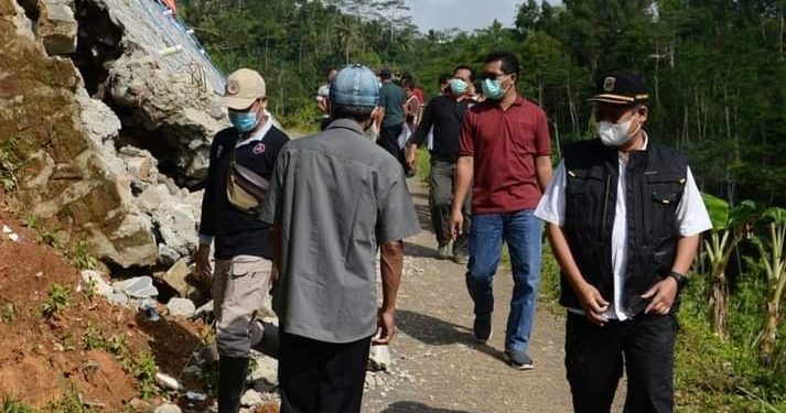 Cuaca Ekstrim Talud SDN 4 Wonosidi Ambrol