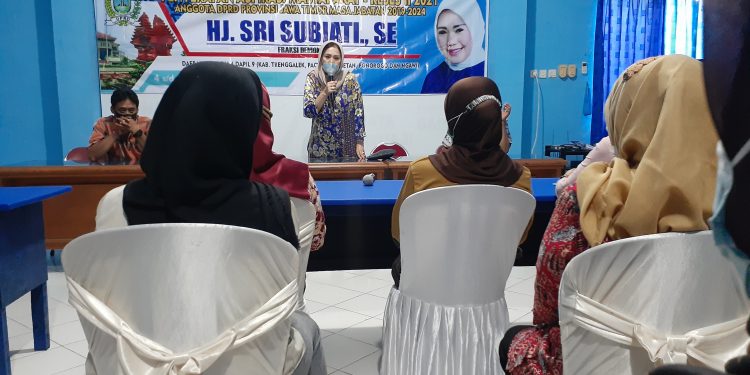 Reses di Pacitan, Sri Subiati Fokus Infrastruktur hingga Bagikan Paket Sembako