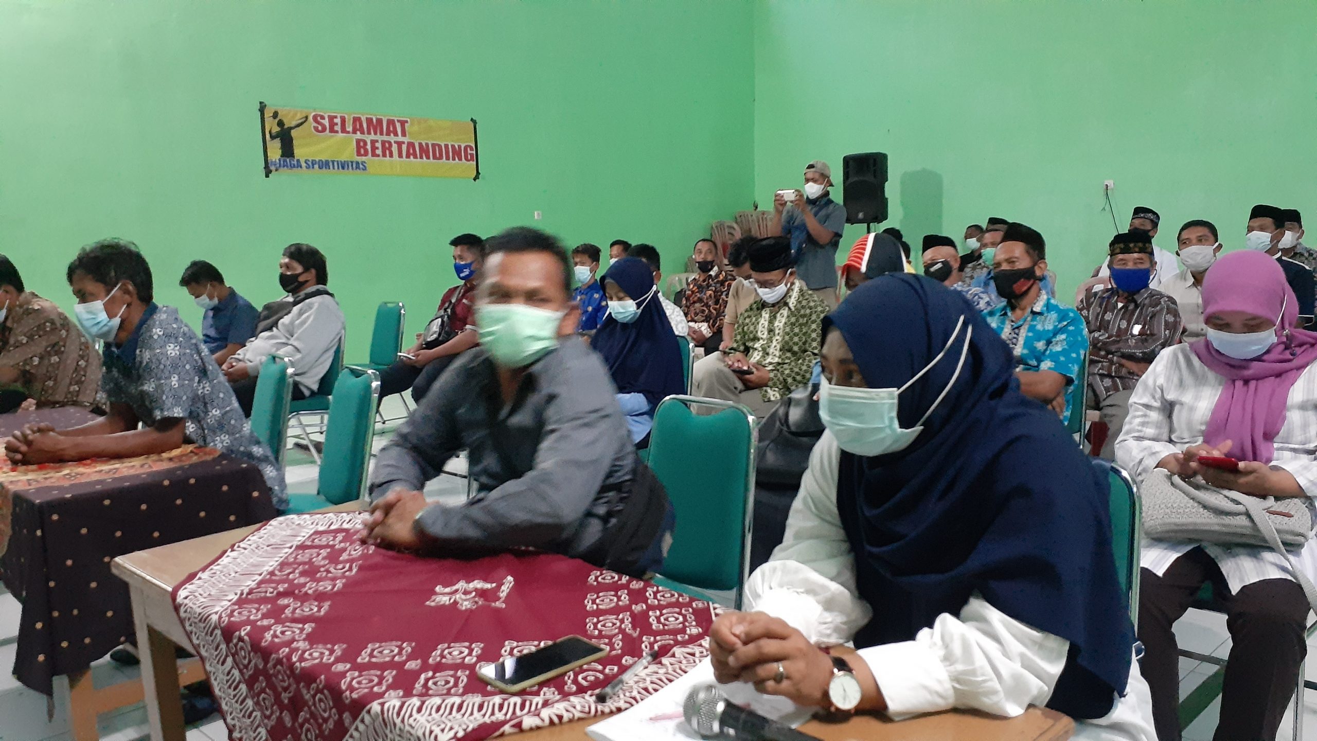 Suasana peserta mendengarkan reses 