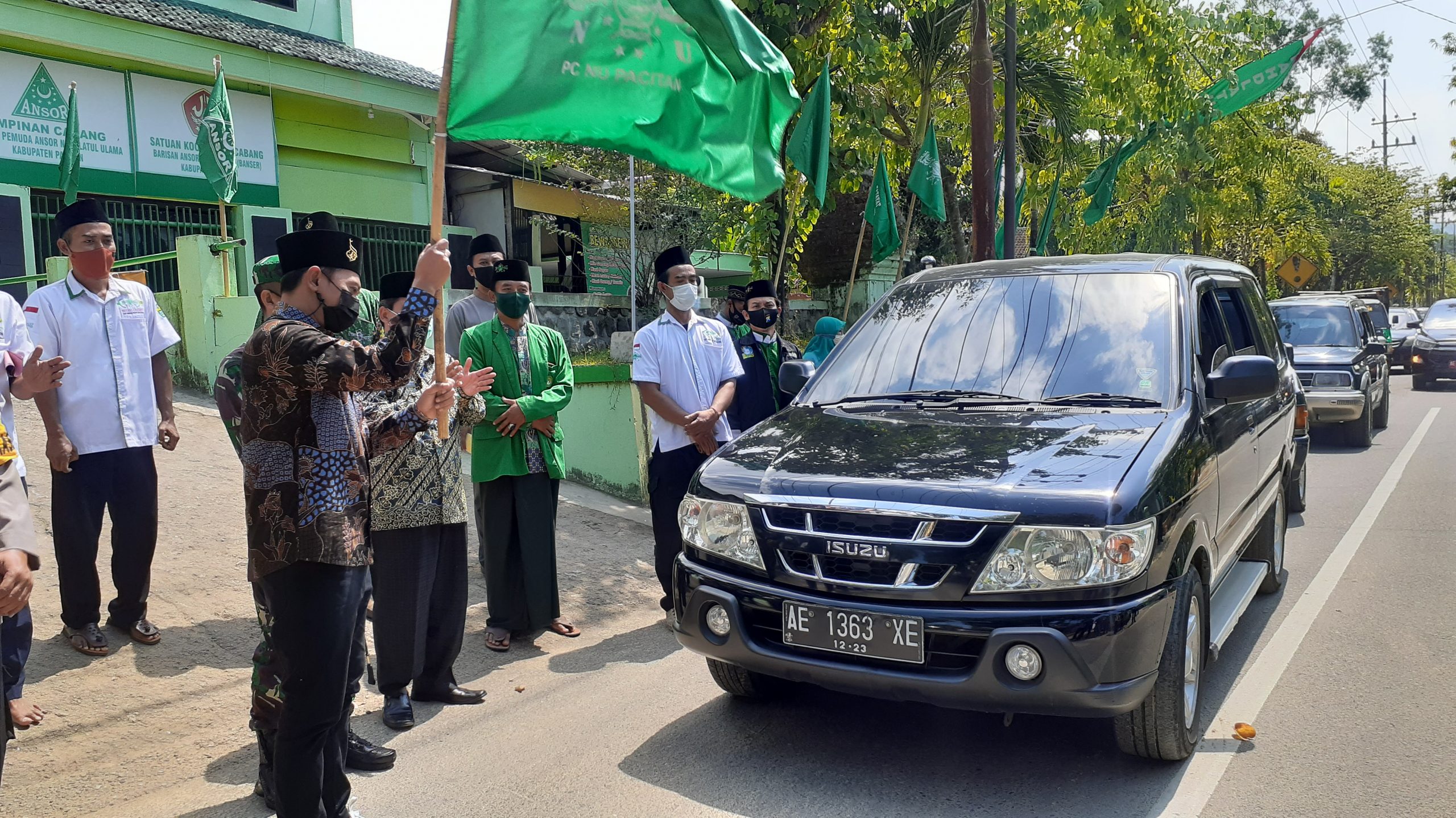 Bupati Pacitan, Indrata Nur Bayuaji saat berikan paket sembako secara simbolis (dok Humas Pacitan)