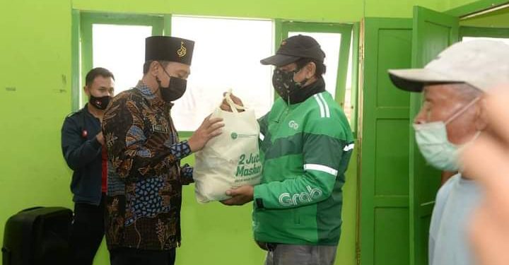 Berangkatkan Penyaluran Ribuan Paket Sembako NU Care-Lazisnu, Bupati Pacitan Ajak Semua Bersatu Kurangi Kemiskinan