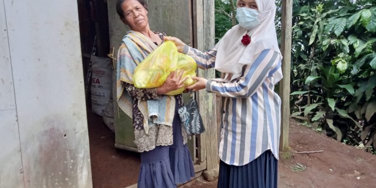 Peduli Sesama NUCARE-LAZISNU Nawangan Bersama MIPK Insan Madani Gelar Baksos