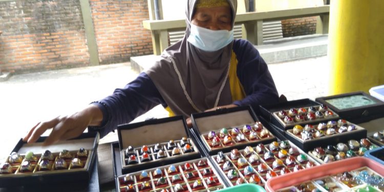 Sepi Pengunjung, Pasar Batu Akik Gua Tabuhan Pacitan Terancam Gulung Tikar