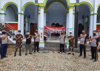 HUT Ke-75 Bhayangkara, Polsek Arjosari Bersihkan Tempat Ibadah