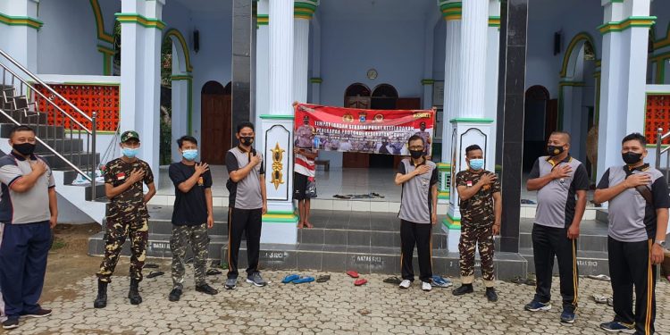 HUT Ke-75 Bhayangkara, Polsek Arjosari Bersihkan Tempat Ibadah