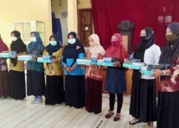 Menuju Desa Siaga, PKK Kalikuning Berikan 8 Alat Tensi dan Timbangan Stestokop pada Kader