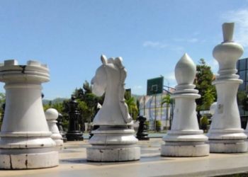 Patung Catur Raksasa di Alun-Alun Saksi Bisu Prestasi Anak Pacitan