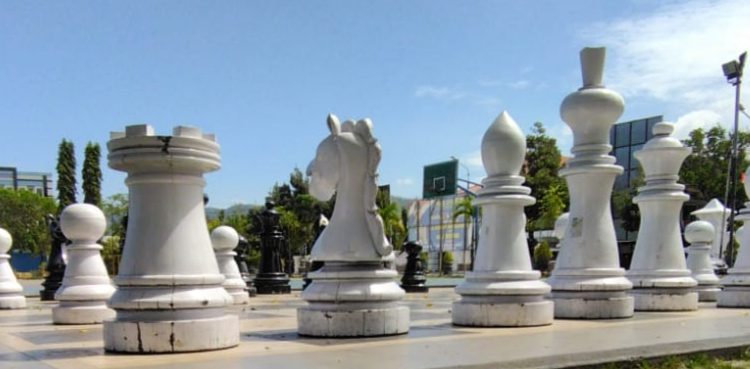 Patung Catur Raksasa di Alun-Alun Saksi Bisu Prestasi Anak Pacitan