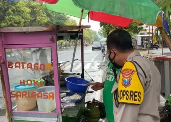 Borong Semua Makanan, Polisi hingga Pendekar di Pacitan Grebek Warung