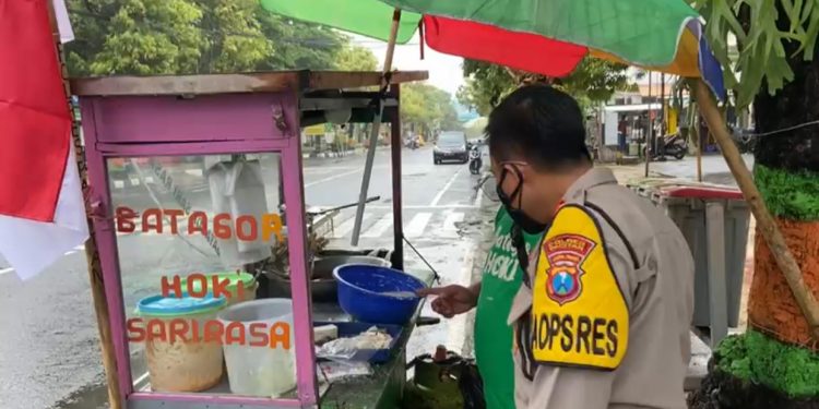 Borong Semua Makanan, Polisi hingga Pendekar di Pacitan Grebek Warung