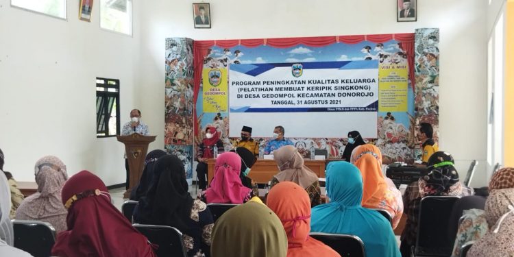 Tingkatkan Ekonomi Keluarga PKK Desa Gedompol Ikuti Pelatian Buat Kripik