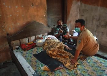 Kunjungi Mbah Martin, Kades Kalikuning Berikan Bantuan Beras dan Minuman Sehat