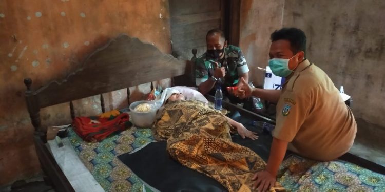 Kunjungi Mbah Martin, Kades Kalikuning Berikan Bantuan Beras dan Minuman Sehat