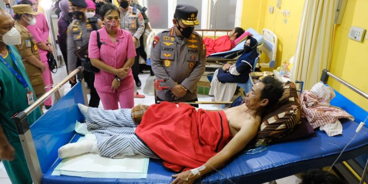 Tinjau Lokasi Pengungsian di Lapangan Sumber Wuluh Lumajang, Kapolri: Kita Lihat Kesiapan Satgas dan Tim DVI