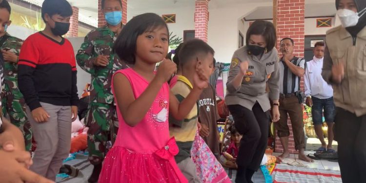 Biro SDM Polda Jatim Beri Dukungan Psikososial dan Pertolongan Pertama pada Warga Terdampak Erupsi Gunung Semeru