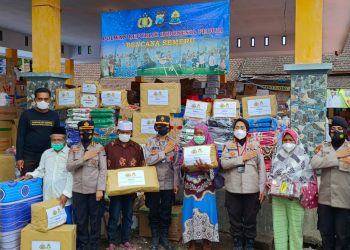 Peduli Korban Erupsi Semeru, Polwan RI Salurkan Bansos dan Gelar Trauma Healing