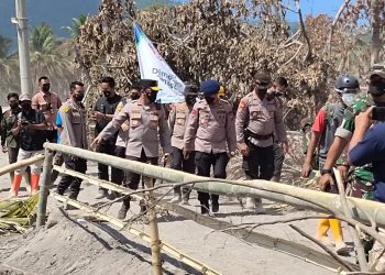 Kapolda Jatim Dampingi Kunjungan KSAD ke Lokasi Bencana Erupsi Semeru