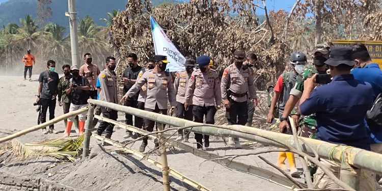 Kapolda Jatim Dampingi Kunjungan KSAD ke Lokasi Bencana Erupsi Semeru