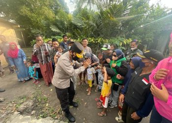 Saat cek lokasi pengungsian di Pronojiwo, Kapolda Jatim sempatkan bercengkrama dengan anak-anak sekitar lereng Semeru