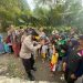Saat cek lokasi pengungsian di Pronojiwo, Kapolda Jatim sempatkan bercengkrama dengan anak-anak sekitar lereng Semeru