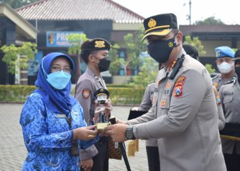 Kapolresta Sidoarjo Beri Penghargaan Anggota Polri, TNI dan Masyarakat Berprestasi