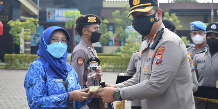 Kapolresta Sidoarjo Beri Penghargaan Anggota Polri, TNI dan Masyarakat Berprestasi