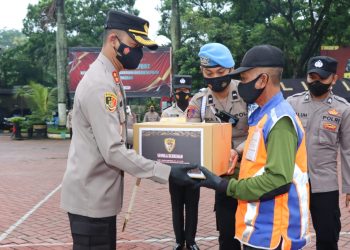 Kapolres Malang Berikan Penghargaan kepada Pak Yit, Penjaga Perlintasan KA Kuncoro