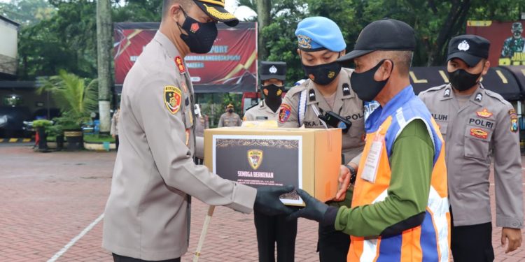Kapolres Malang Berikan Penghargaan kepada Pak Yit, Penjaga Perlintasan KA Kuncoro