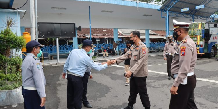 Jelang Natal dan Tahun Baru Kapolres Bondowoso Datangi Terminal Untuk Berikan Himbauan