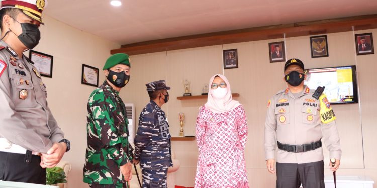 Polresta Banyuwangi Bawa Suasana Mapolresta di Pos Pelayanan Nataru ASDP Ketapang