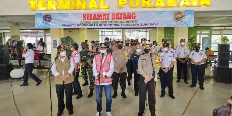 Forkopimda Jatim dampingi Menhub dan Kakorlantas Polri Lakukan Pengecekan Bandara, Tempat Karantina dan Terminal