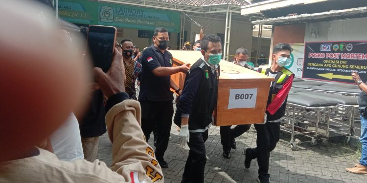 Tim DVI Polda Jatim Kembali Identifikasi dan Serahkan 5 Jenazah Korban Erupsi Semeru ke Pihak Keluarga