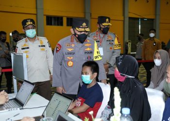 Tinjau Vaksinasi Serentak di 34 Provinsi, Kapolri: Lebih Baik Kumpul Keluarga di Rumah saat Tahun Baru
