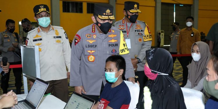 Tinjau Vaksinasi Serentak di 34 Provinsi, Kapolri: Lebih Baik Kumpul Keluarga di Rumah saat Tahun Baru