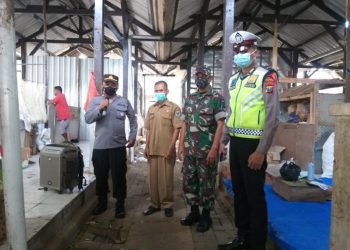 Jelang Tahun Baru 2022 Polsek Punung Sosialisasikan  Inmendagri No 66 Tahun 2021 di Pasar Punung