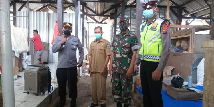 Jelang Tahun Baru 2022 Polsek Punung Sosialisasikan Inmendagri No 66 Tahun 2021 di Pasar Punung