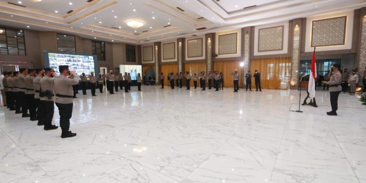 Kapolda Jatim Pimpin Upacara Kenaikan Pangkat 4008 Personel Polda Jatim