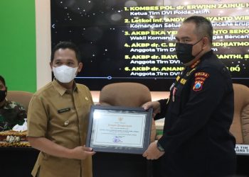 Bupati Lumajang Berikan Penghargaan Kepada Biddokkes Polda Jatim Sebagai DVI Commander Ops DVI Bencana APG Gunung Semeru