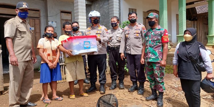 Kapolres Kediri Kota Tinjau Langsung Lokasi Bencana Banjir dan Tanah Longsor Di Desa Blimbing Mojo