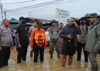PERSONEL GABUNGAN TNI-POLRI DAN BASARNAS SERTA INSTANSI TERKAIT DIKERAHKAN MEMBANTU EVAKUASI KORBAN BENCANA BANJIR DAN TANAH LONGSOR