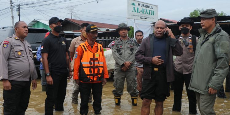 PERSONEL GABUNGAN TNI-POLRI DAN BASARNAS SERTA INSTANSI TERKAIT DIKERAHKAN MEMBANTU EVAKUASI KORBAN BENCANA BANJIR DAN TANAH LONGSOR