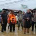 PERSONEL GABUNGAN TNI-POLRI DAN BASARNAS SERTA INSTANSI TERKAIT DIKERAHKAN MEMBANTU EVAKUASI KORBAN BENCANA BANJIR DAN TANAH LONGSOR