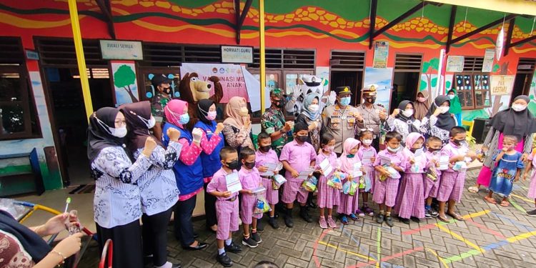 Libatkan Badut, Polres Probolinggo Hibur Anak TK Vaksin