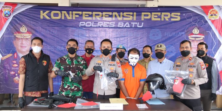 Kurang dari 24 Jam, Satreskrim Polres Batu Amankan Pelaku Pembawa Senpi Rakitan