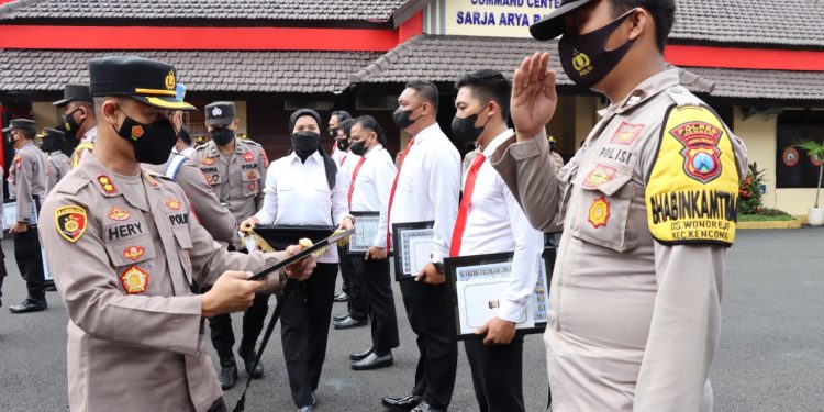 Kapolres Jember Berikan Reward dan Punishment Kepada Anggota Polres dan Polsek Jajaran